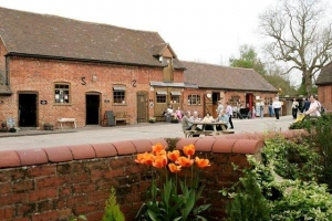 Yew tree farm shop on the Stratford-upon-Avon Canal