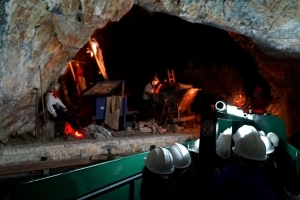 Canal boating holidays in the Heart of England. Dudley canal tunnel