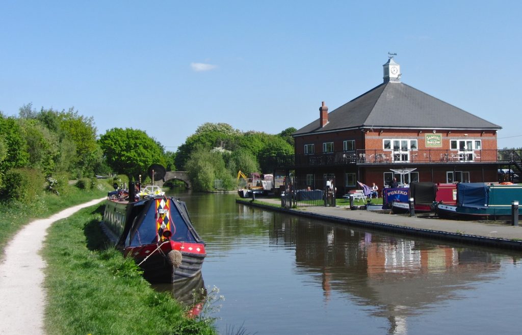 Visit the Barley Mow Pub near Rugby whilst on a canal boat holiday with Great British Boating